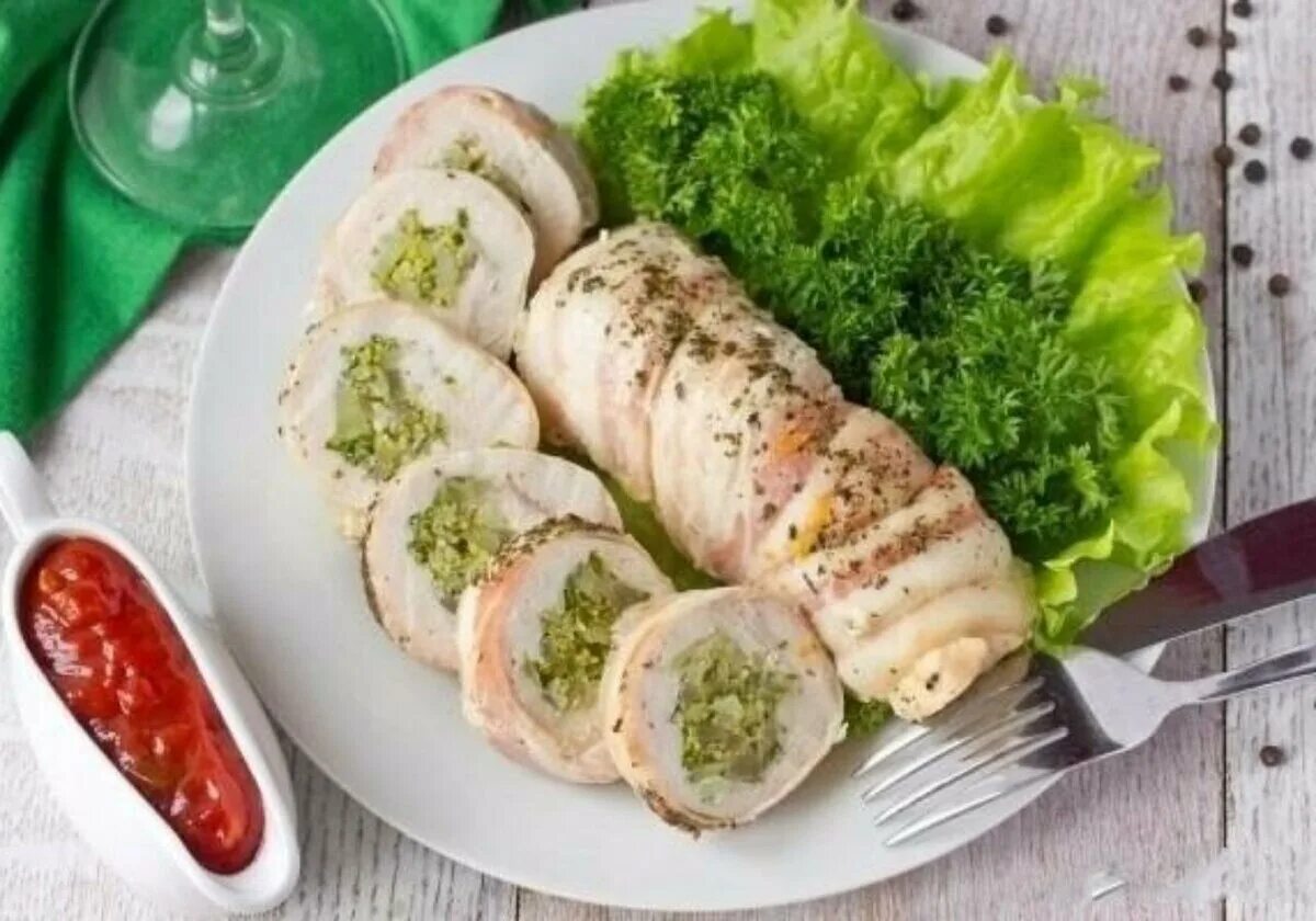 Рецепт рулета с грудки. Рулет из куриного филе. рулетики из курицы с зеленью. рулет из куриной грудки с сыром и зеленью. куриные рулетики с зеленью.