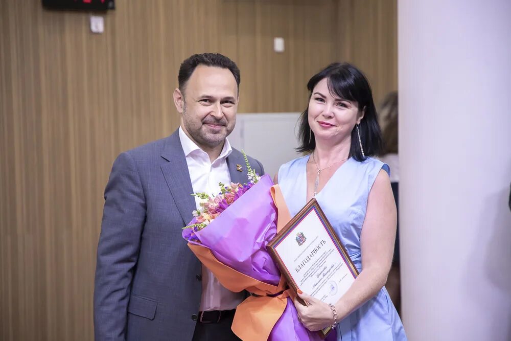 Награды ростовской области. Награды дон. Сотрудники администрации ростовской области. Вручение губернатором ростовской области наград. Награды дон.