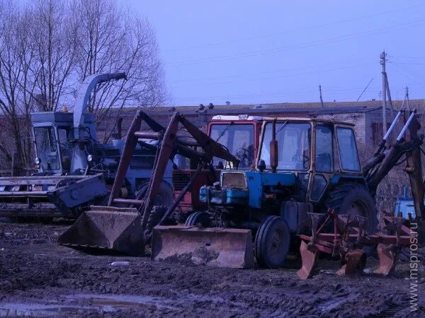 Труженики сельского хозяйства. Труд в сельском хозяйстве. Колхоз предложить. Тракторист в колхозе. Трактористы ссср соцреализм.