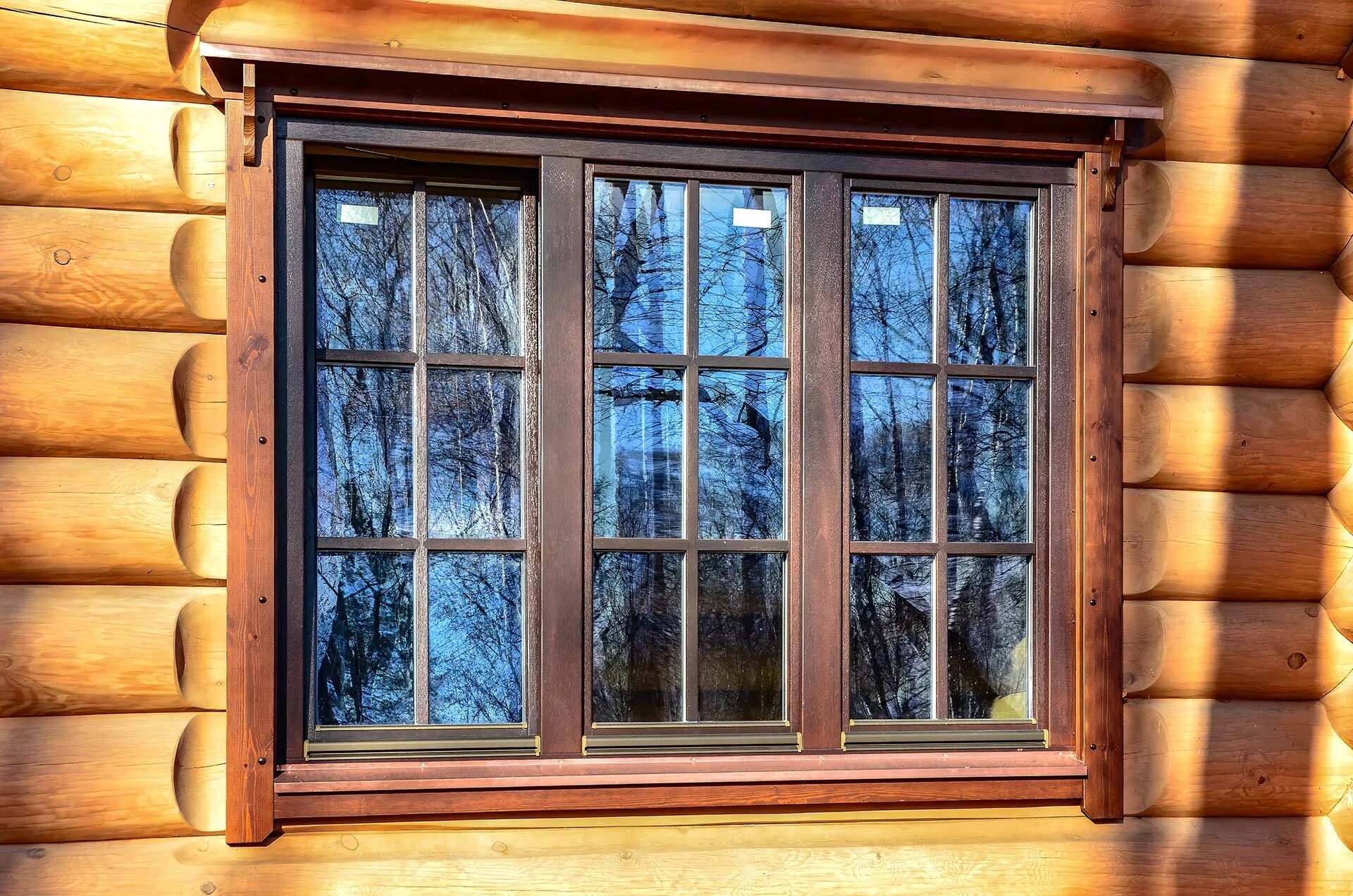 Купить окна в деревянный дом. Окно со шпросами 18 мм. Дуплекс шпросы. Бревенчатый дом с окнами со шпросами.