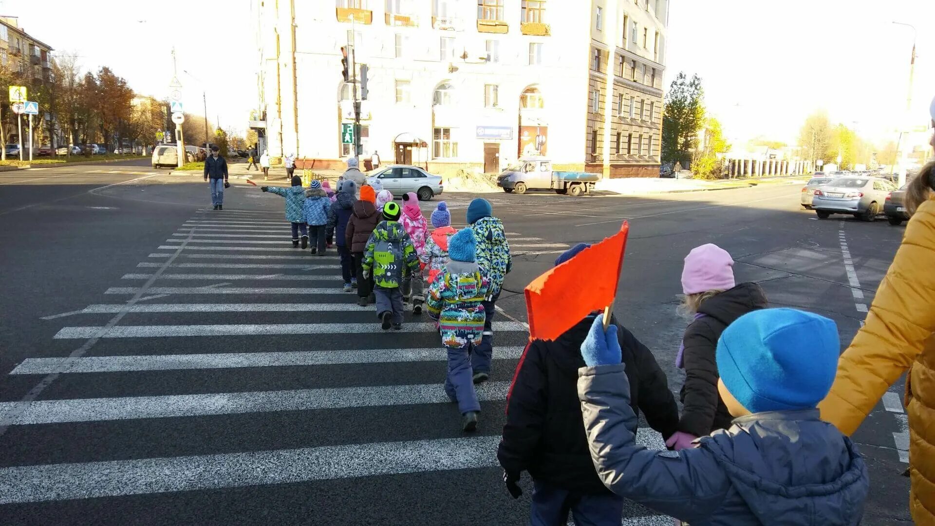 Организовать двигаться. Пешеход на дороге. Пешеходный переход для детей. Пешеходный переход со светофором. Дети на дороге.