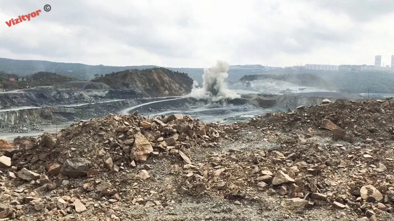 Взрыв скалы в карьере. Были взорваны скалы закипела. Взрыв скалы динамитом. Обвал скалы. Взрыв горы.