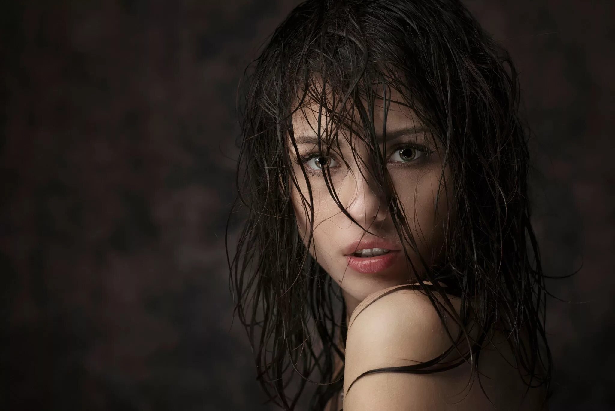 Девушка с мокрой головой. Анна бурмистрова ирина j. Девушка в воде. Девушка в воде. Девушка с мокрой головой.