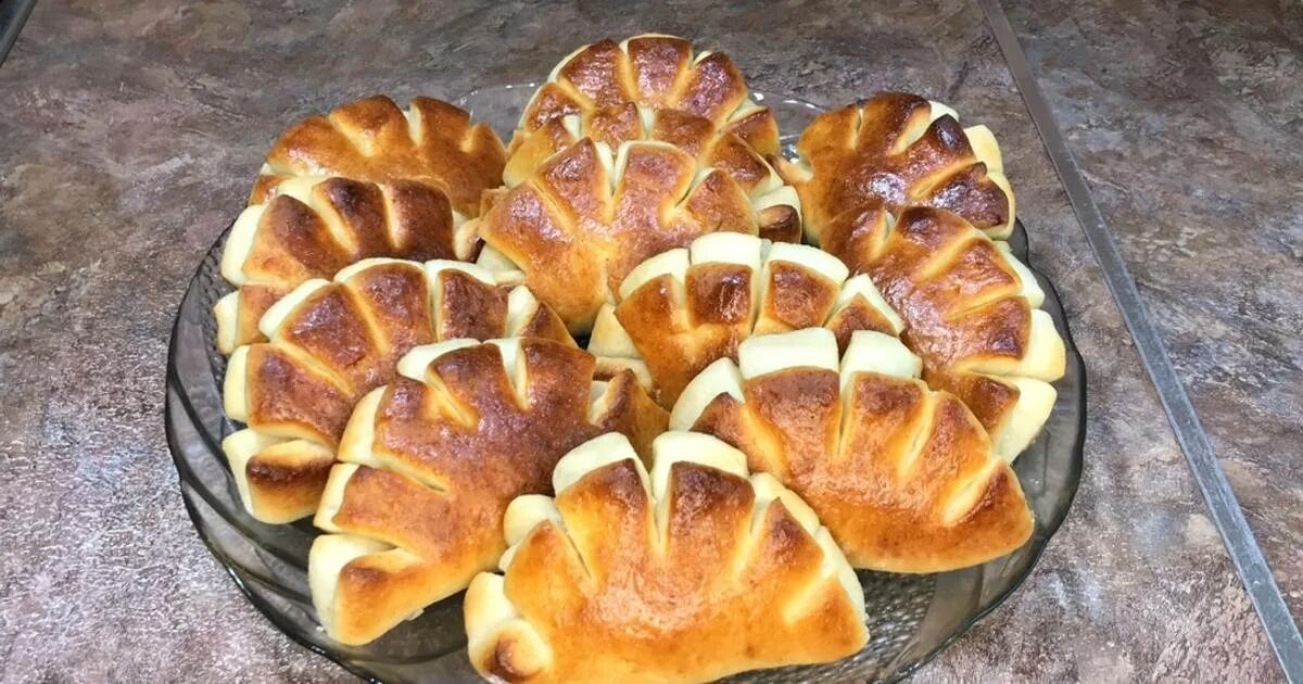 Гребешки из теста. Булочка гребешок. гребешок из дрожжевого теста. пирожки гребешки. булочка гребешок слоеная.