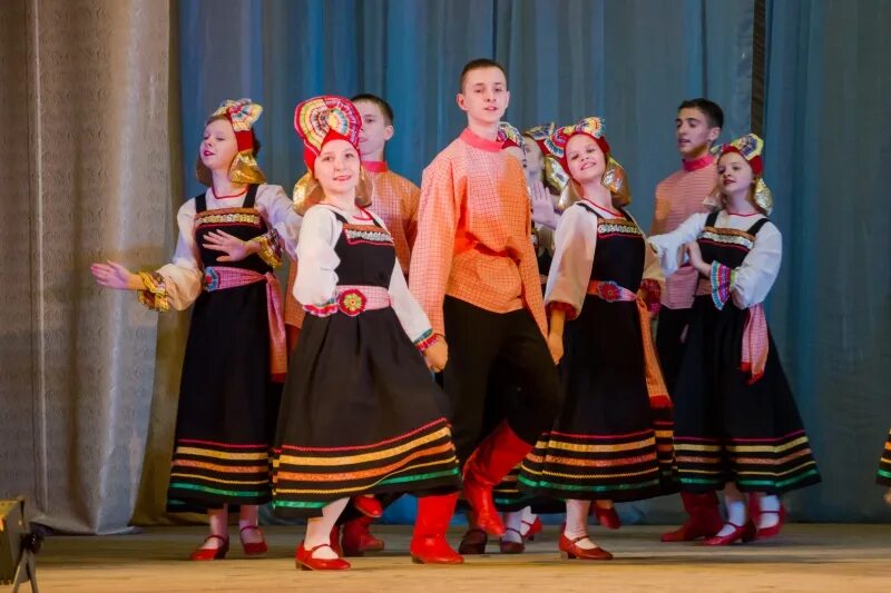 Русские узоры псков концерт. Театр танца русские узоры псков. Сибирские узоры ансамбль омск. Коллектив танца калинка, белгород. Русский танец узоры.