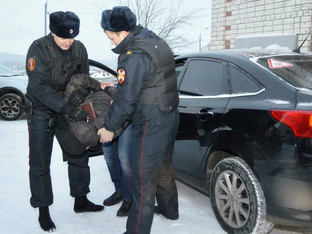 Нападение на мурманского. Задержание автомобиля. Автомобили криминальной полиции. Полиция задержала угнанную машину.