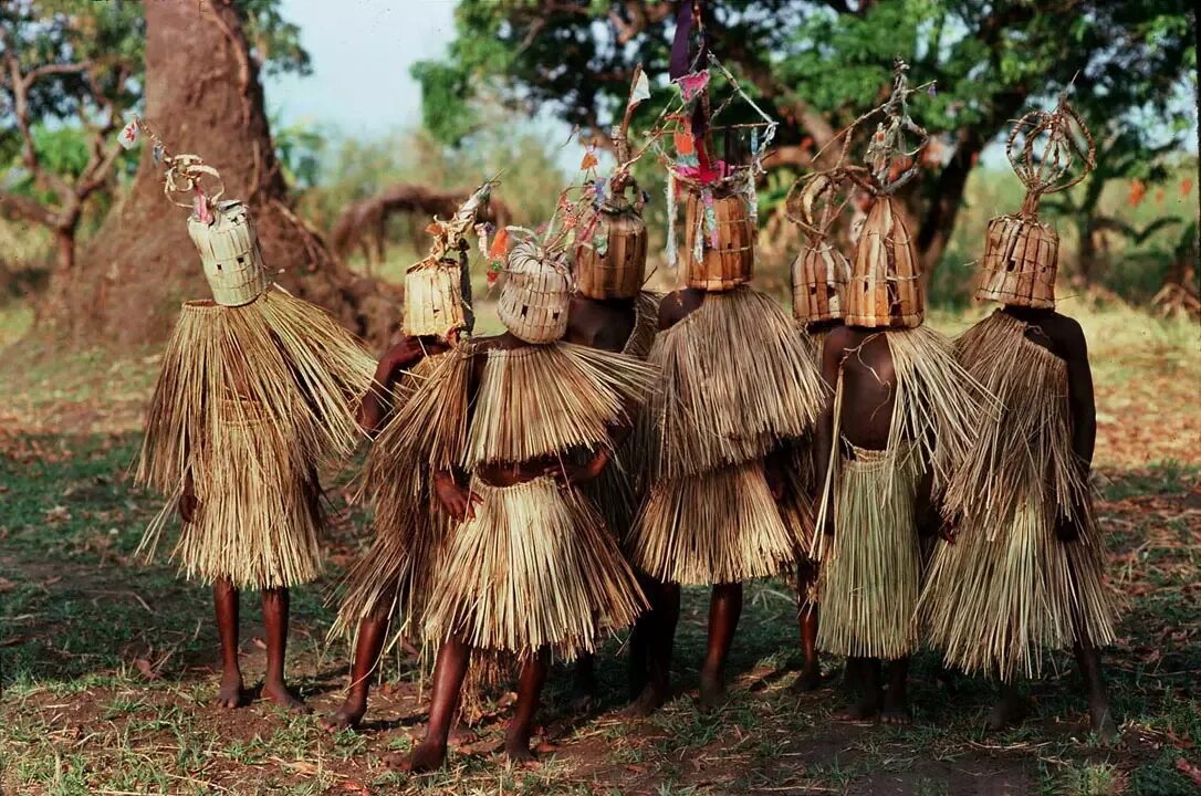Ритуальные танцы инициации народов Африки. Культура народов Африки. Африканский костюм. Традиции народов Африки. Первобытные традиции