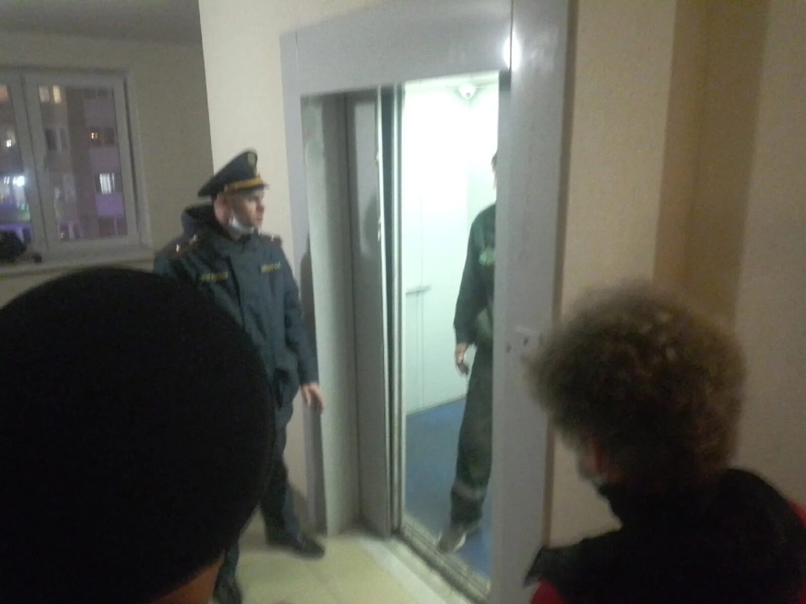 Рисунок пожар в подъезде. Незнакомец в лифте. Как правильно говорить в лифту или в лифте. Сели в лифт. Нельзя пользоваться лифтом во время пожара.