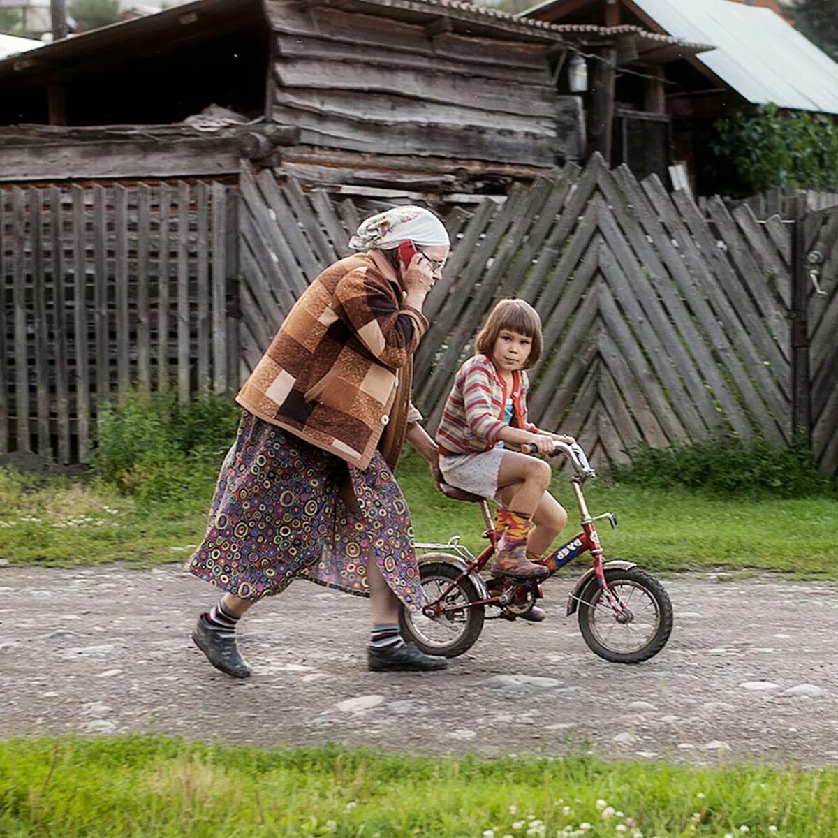 Бабушка четверых внуков. Бабушка с внуками в деревне. Бабушка и внук в деревне. Бабушка с внучкой в деревне. Деревенская бабушка.