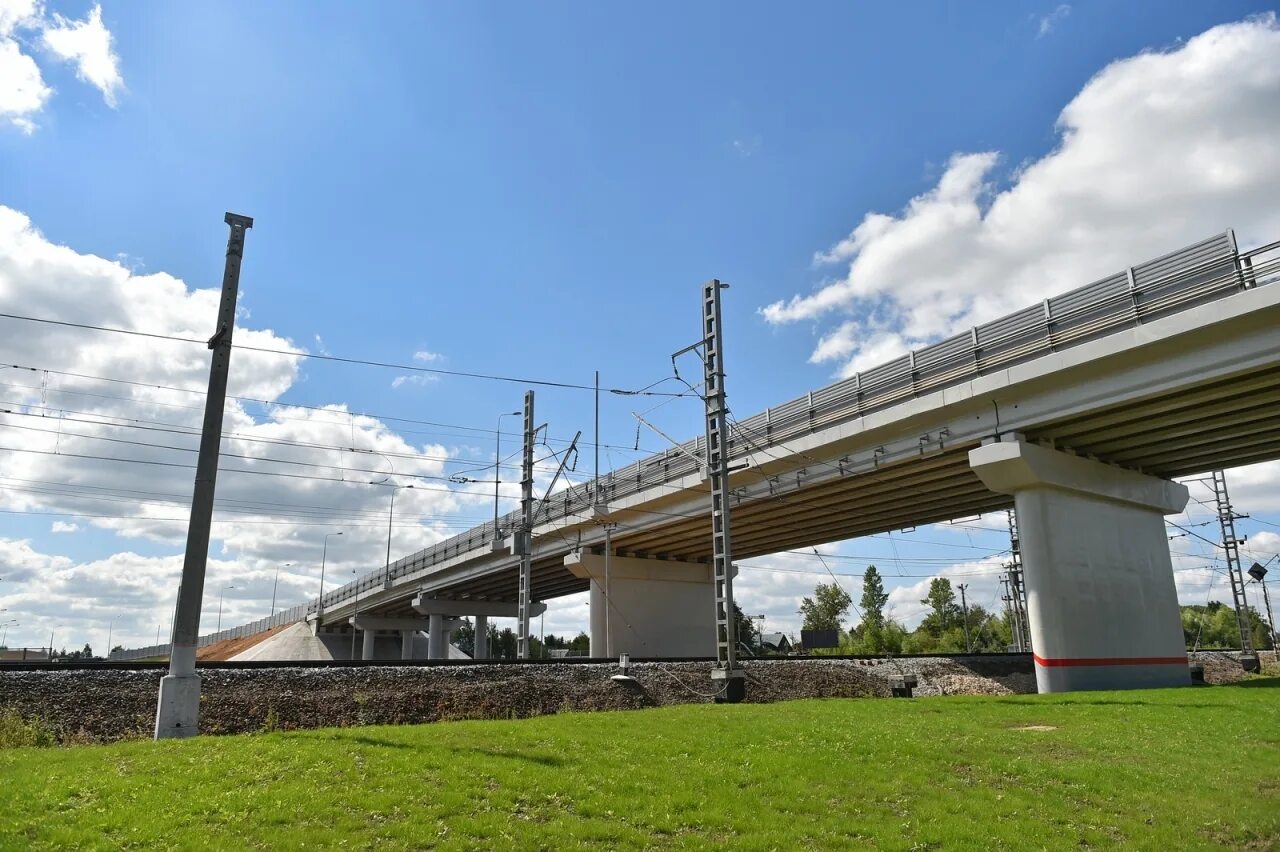 Волозар путепровод. Эстакада над железной дорогой. Эстакада над железной дорогой. Путепровод на станции ухта. Великие луки мост новый.
