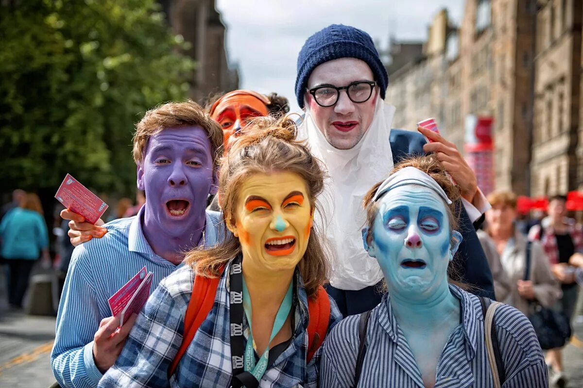 Эдинбургский фестиваль искусств «fringe» (edinburgh festival fringe). Фестиваль фриндж в великобритании. Фестиваль фриндж в великобритании. Эдинбургский международный фестиваль. Fringe festival.