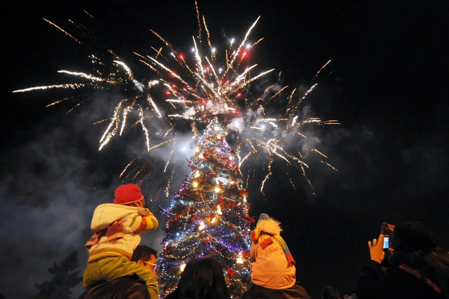 New years traditions. Новогодние традиции. Новый год традиции. Традиции нового года. Новогодние традиции в России.