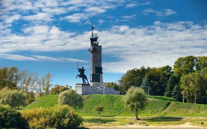 Памятник установленный в великом новгороде. Монумент победы великий новгород. памятники монумент победы великий новгород. памятник победы великий новгород великий новгород. конь великий новгород памятник.