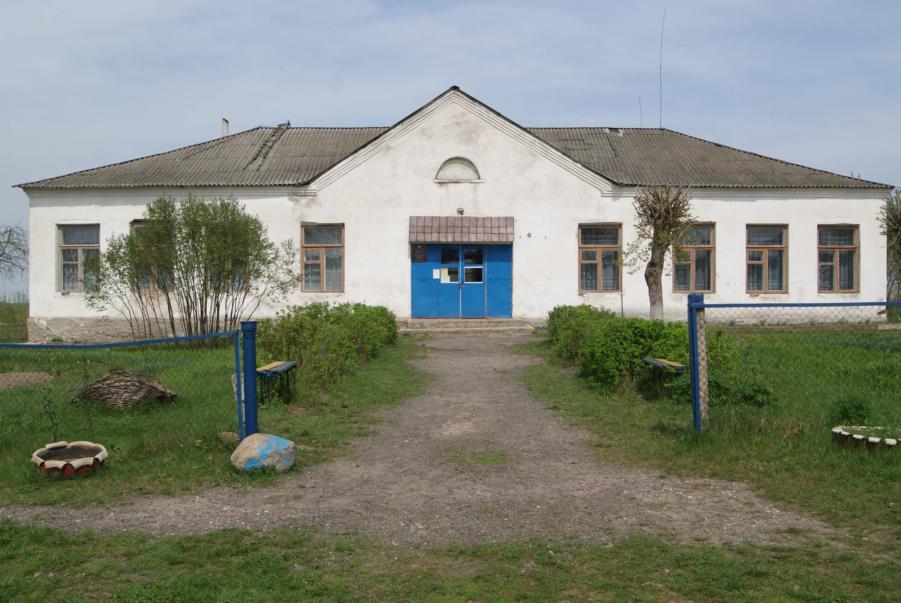 Сельский клуб пики. Шапчицы Рогачёвский район. Сельский клуб села. ДК сельский клуб. Сельский клуб снаружи.