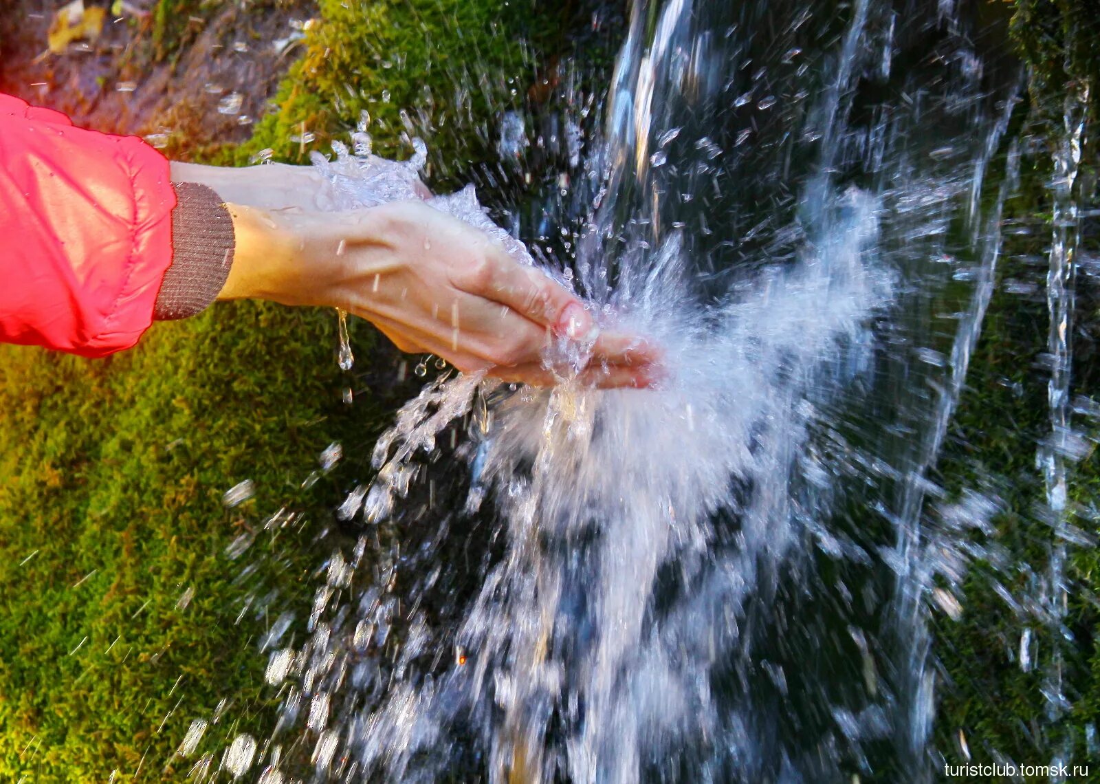 сережа охотно выпил из ладоней родниковой. человек пьет из родника. источник родниковой воды. сережа охотно выпил из ладоней родниковой. сережа охотно выпил из ладоней родниковой.