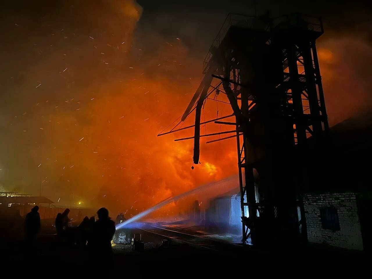 Что произошло в бузулуке оренбургская область. Бузулук сгоревший склад. Нефть горит. Пожар на нефтехранилище. Пожар в Бузулуке.