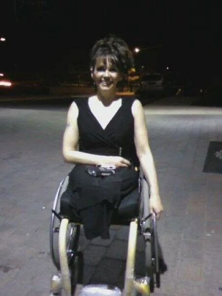 Инвалид. Инвалидка без ног без рук. Ампути на коляске. Женщины инвалиды без конечностей. Инвалидка без ног без рук.