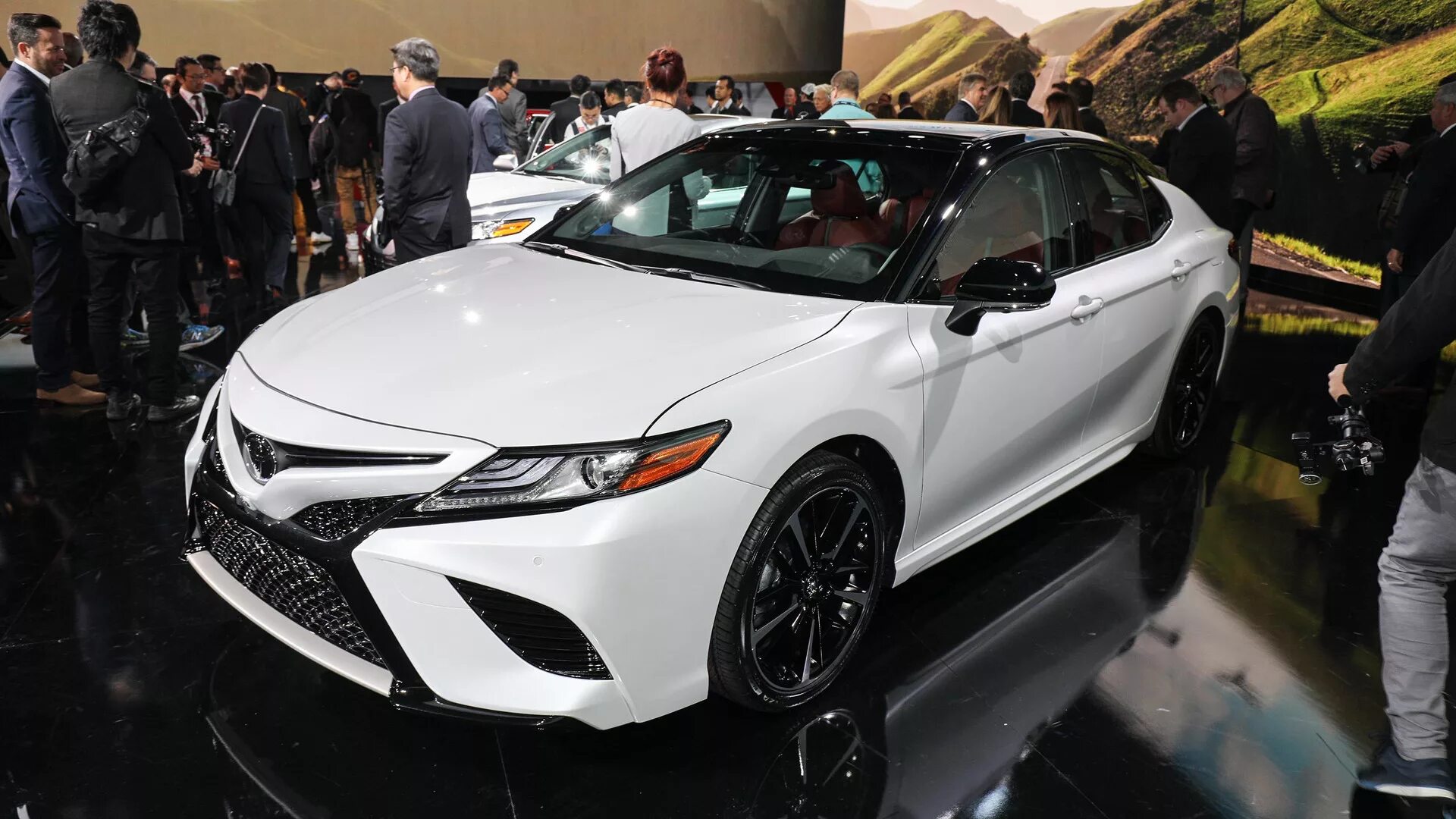 Тойота нового поколения. Toyota Camry 2018. Toyota Camry Detroit 2017. Тойота Камри 2018 поколение. Toyota Camry 2018 американская.