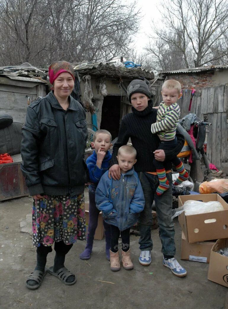 Родилась в бедной семье. Бедная семья. Неблагополучная многодетная семья. Бедные семьи с детьми. Нищие многодетные семьи.