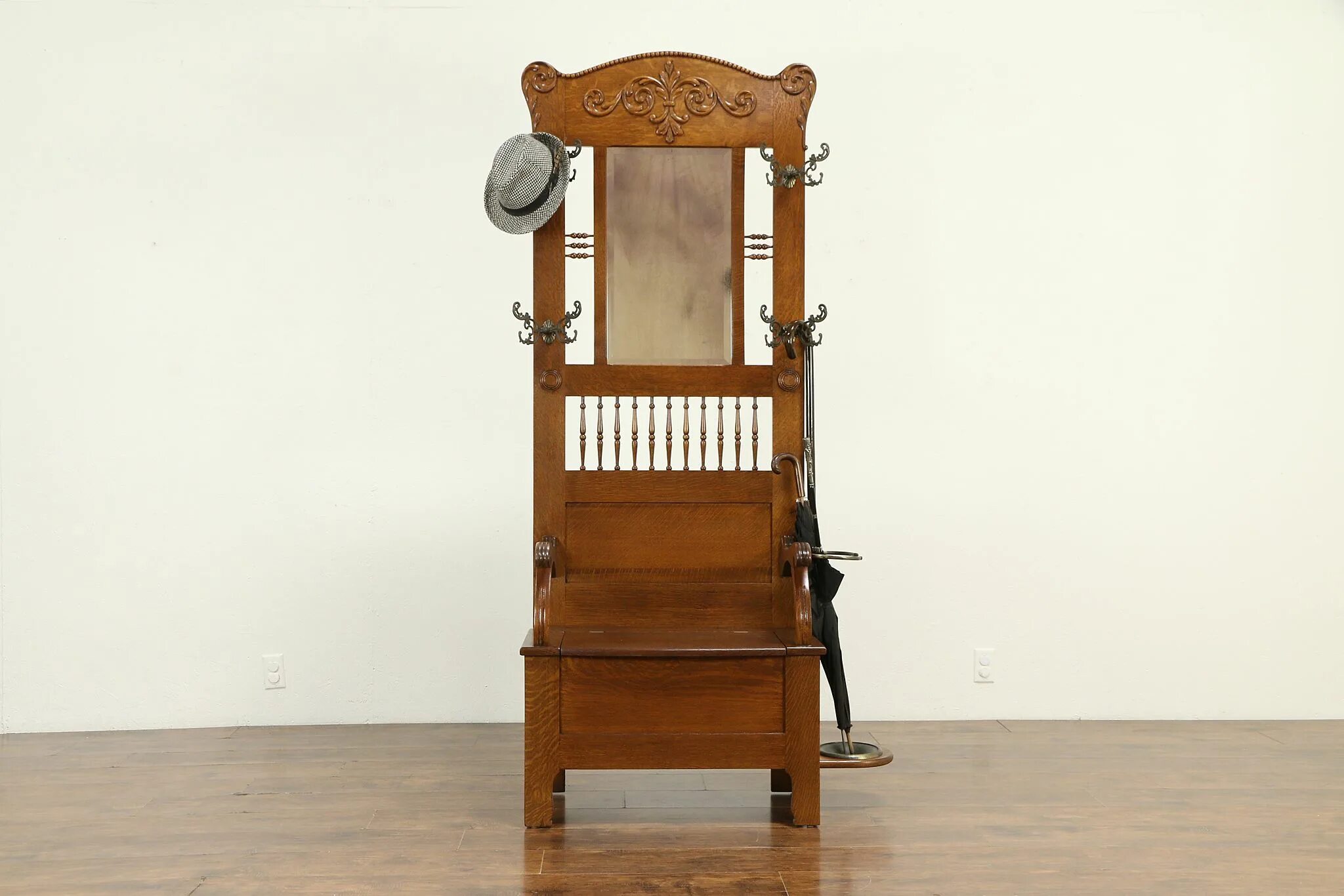 Костюм стойка. Stand antik. Винтажная тумба этажерка сталинский ампир. Этажерка жардиньерка. Этажерка жардиньерка.