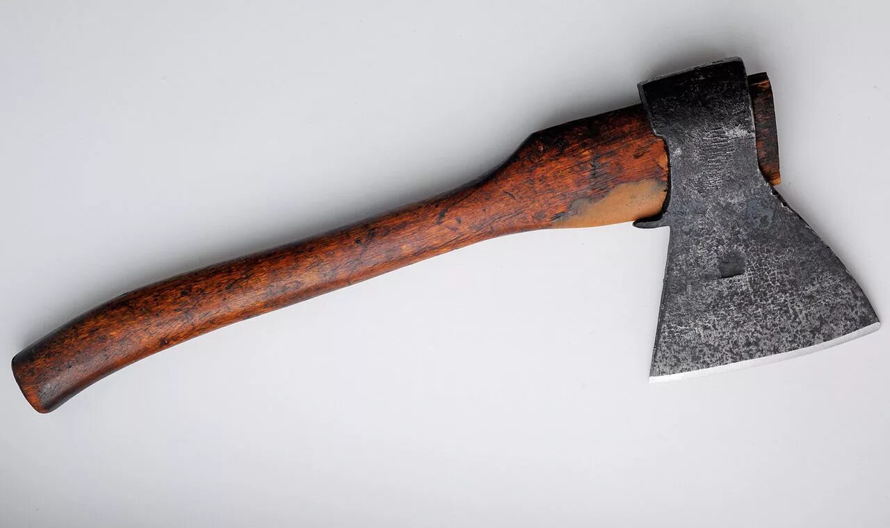 Сколько лет топору. Плотницкий топор ссср. Антикварные топоры. Ижсталь. Топорище и головка топора.