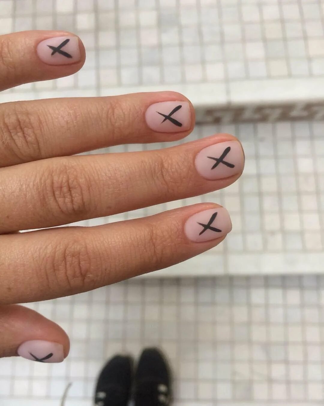 Маникюртдля подростков. Ногти в школу. Несложный маникюр для подростка. Маникюр для подростков. Школьный маникюр.