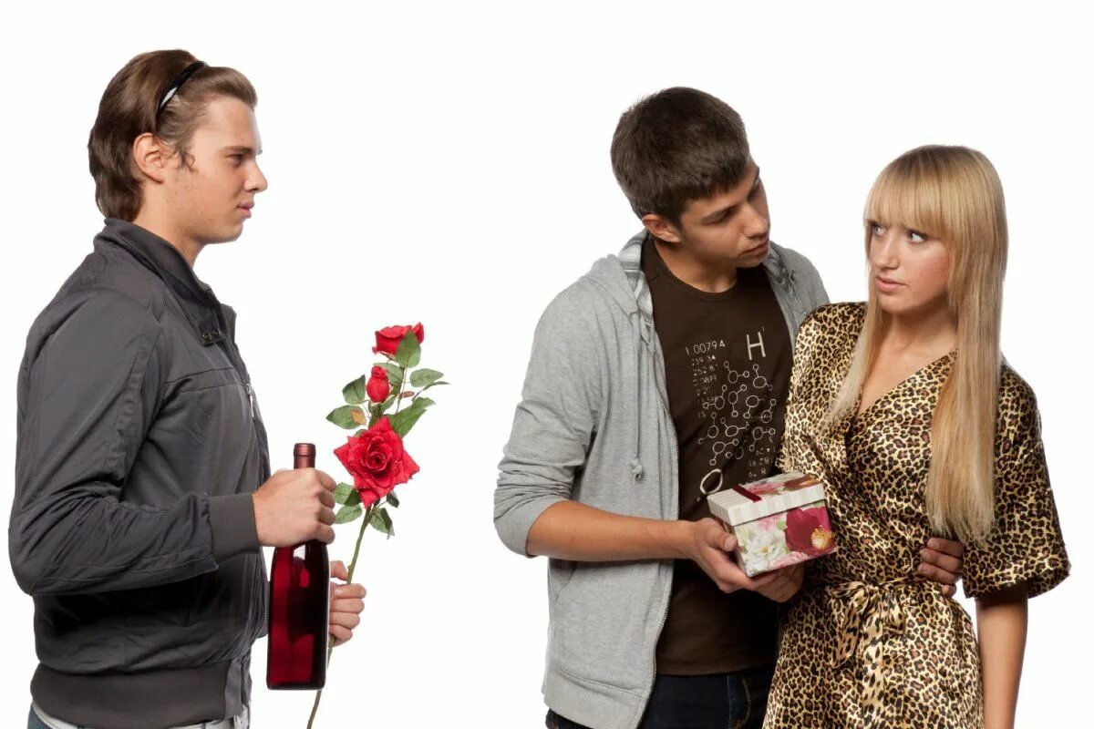 Мужчина и женщина делят деньги. Делим парня. Любовный треугольник. Мужчина и две женщины. Делим парня.