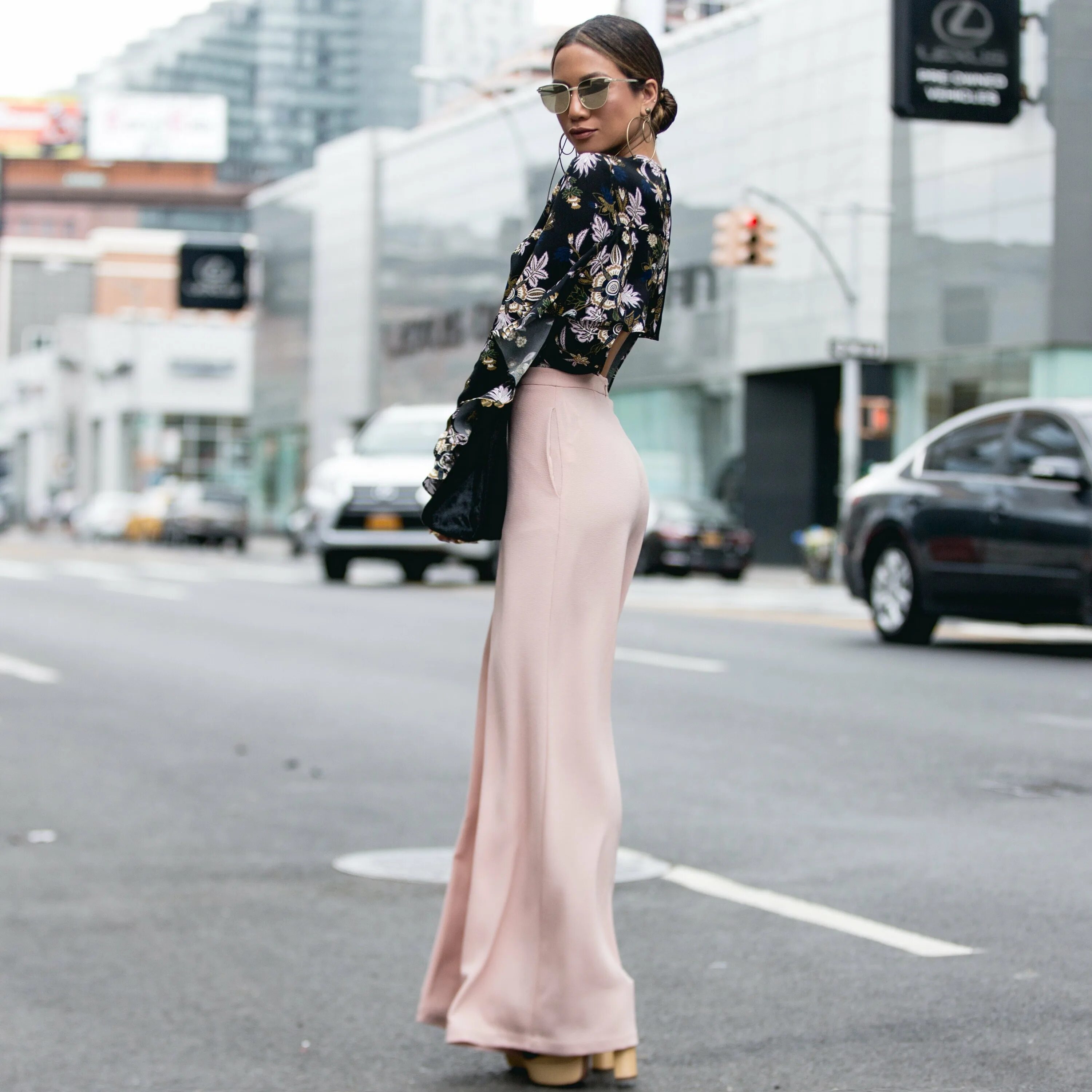 Брюки палаццо черные с чем носить летом. Брюки палаццо street style. брюки палаццо стрит стайл. кроп топ и брюки палаццо. костюм брюки палаццо кроп топ.