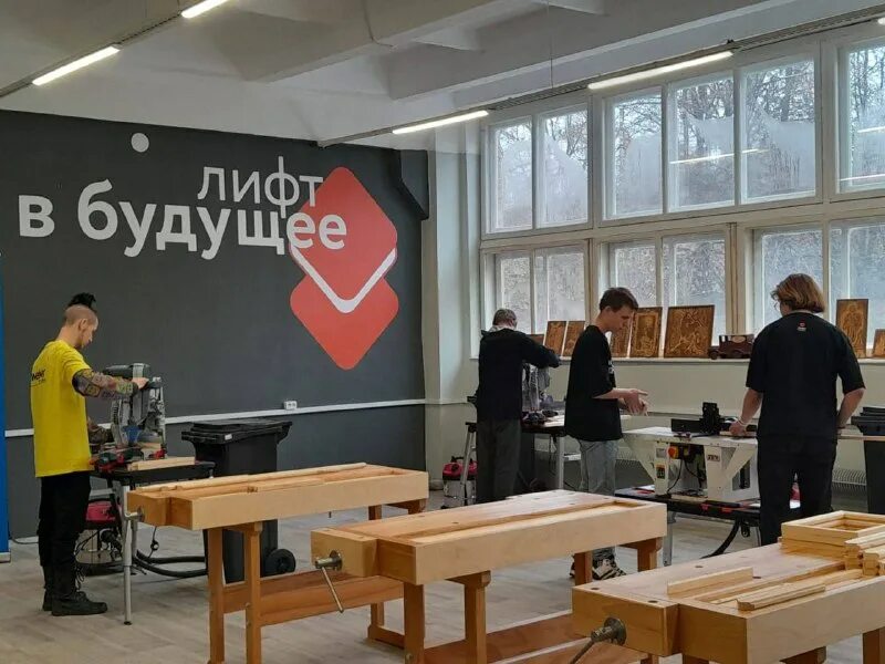 волонтер с телефоном. борьба с токсикоманией в школе. открыть бф. открыть бф. дети волонтеры.