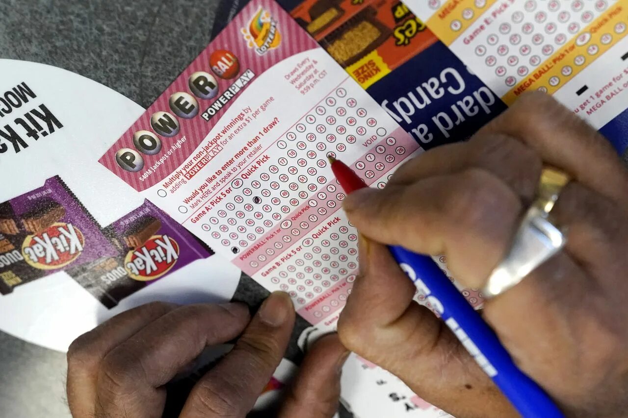 Выиграл в лотерею миллиона долларов. Лотерея powerball выигрыш. лотерея powerball джекпот. выигрыш джекпота в лотерею.