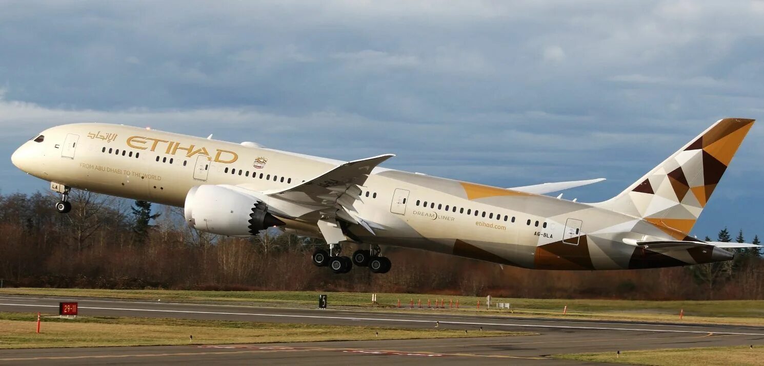 Etihad airways a350. 747 etihad. Абу даби авиакомпания. Этихад эйрвейз. Боинг 777 etihad.