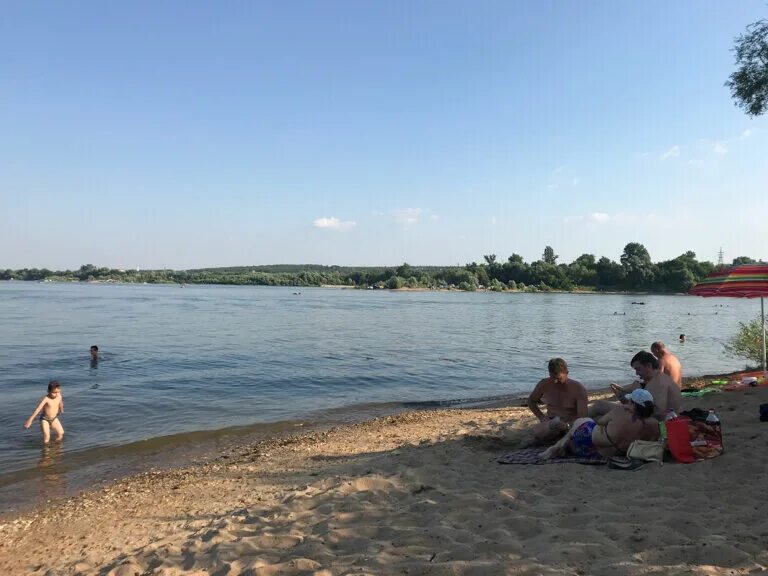 Ближайшие пляжи в москве. Строгинский пляж 2022. Москва пляж сейчас. Дикий пляж строгино. Пляж рублево мякининское шоссе.