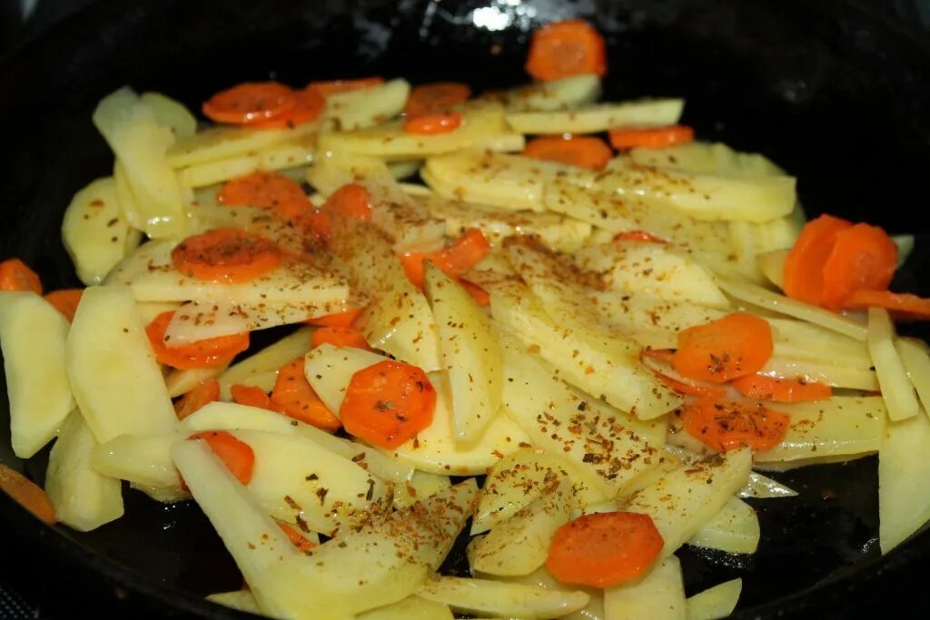 Как пожарить картошку с луком и морковью. Жареная картошка с морковкой. жареная картошка с морковкой и луком. картошка морковка лук. жареная картошка с морковью.