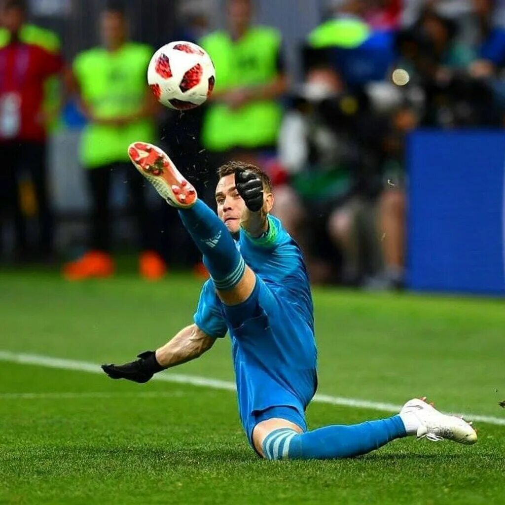 Тёр штеген вратарь. Как стать хорошим вратарем. Игорь акинфеев чм 2018 пенальти. Как стать хорошим вратарем. Вратарь футбол ворота мяч.