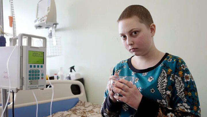 Белая химиотерапия. Фото девушек больных лейкозом. Подростки после химиотерапии. Картинка химиотерапия на белом.