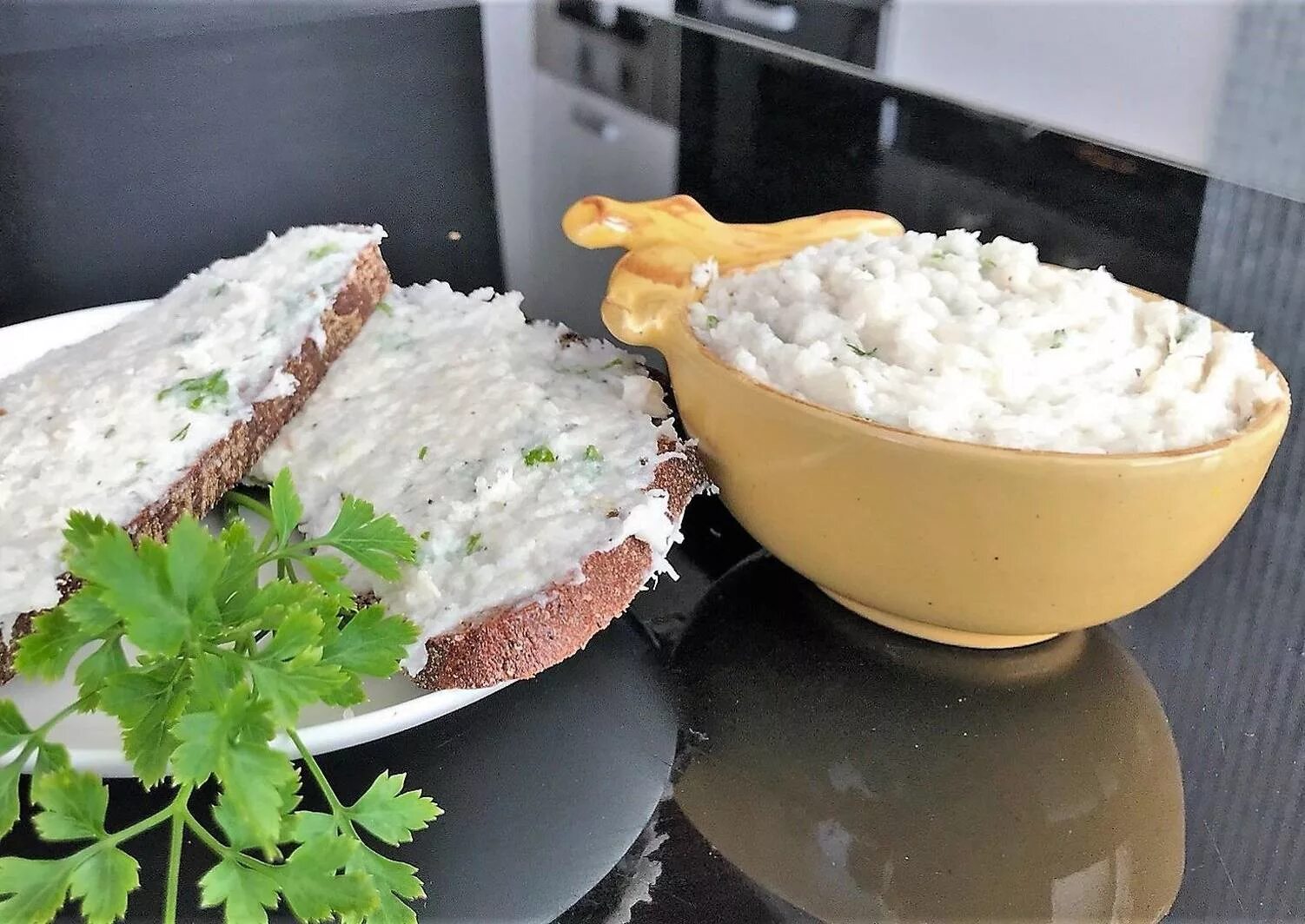 Сало бутербродное. Закуска из сала с чесноком. Намазка на хлеб из сала. Сало перекрученное. Смалец из сала в домашних условиях