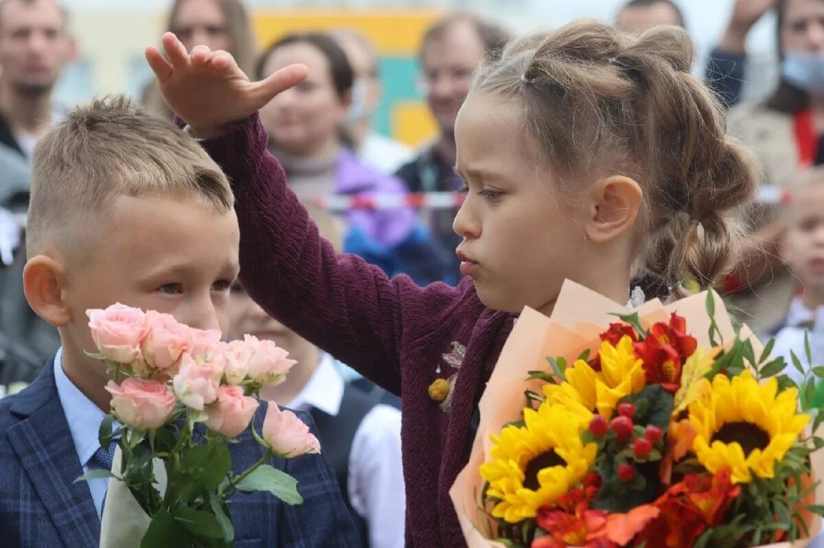 Последние новости 1 класс. Первоклассники. Школа первоклассника. Дети в школе. Прическа для первоклассницы.