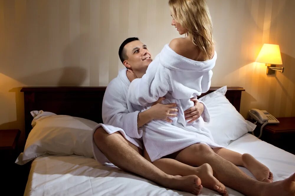 Измена с разговорами. Мужчина и женщина в отеле. Мужчина в постели с женой. Мужчина ведет женщину в постель. Женщина с мужем в кровати.