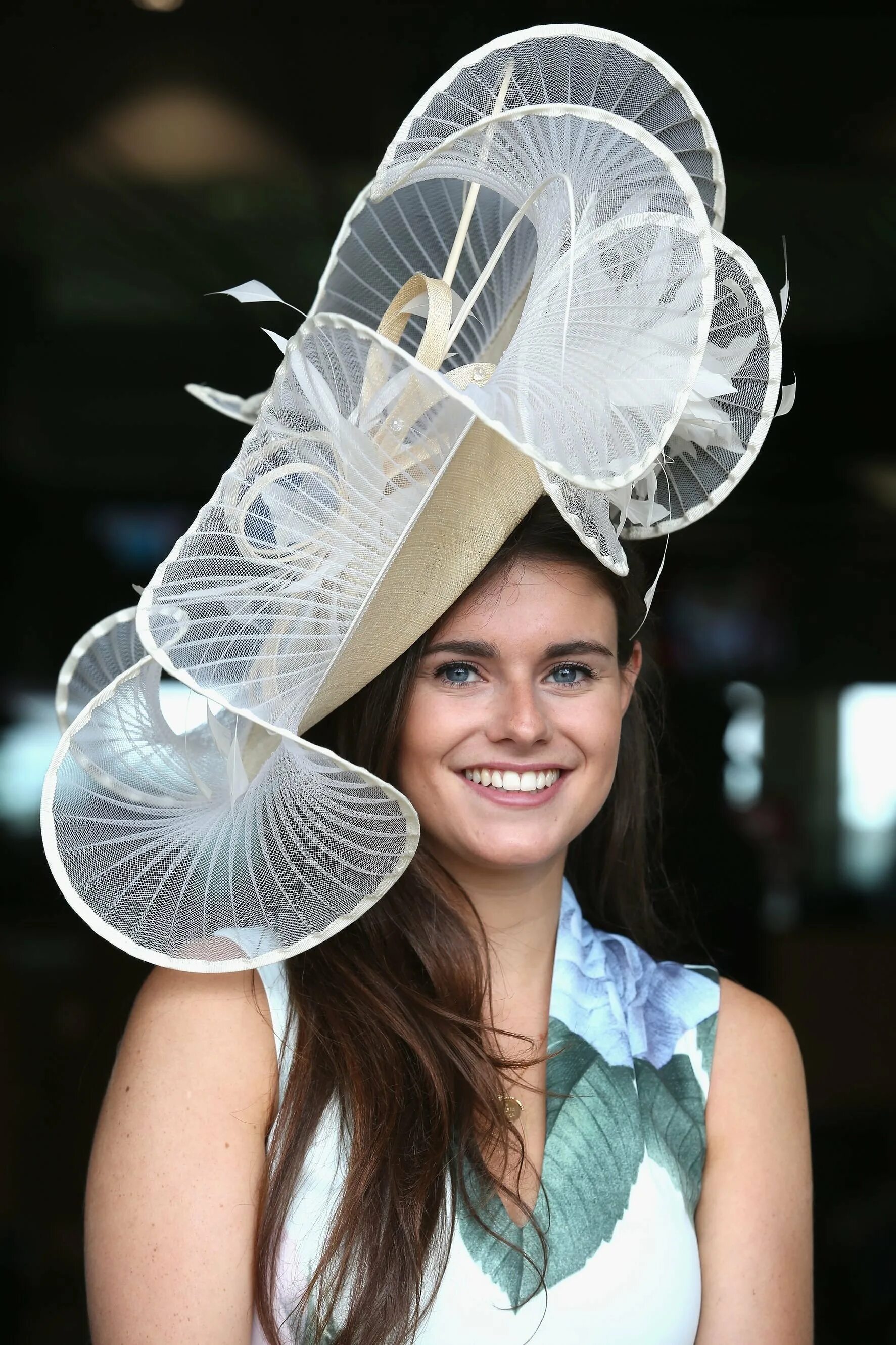 Royal Ascot. Royal Ascot шляпы. Шляпы на скачках Royal Ascot. Странные шляпы Ройал аскот. Шляпы звезд