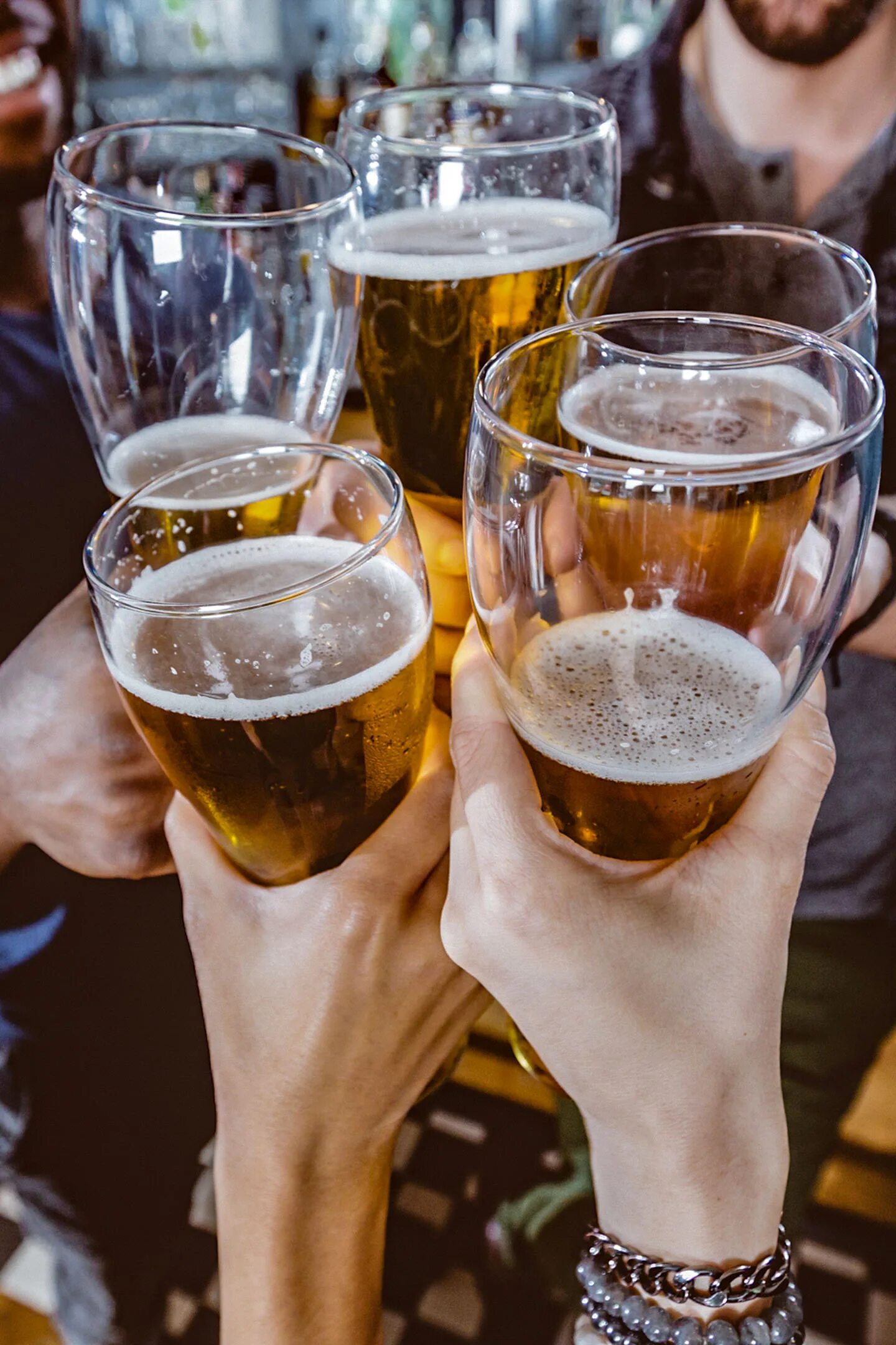 Большая перемена фильм 1972 кадры. Где пьют. Большая перемена леонов пиво. Компания с пивом. Где пьют.