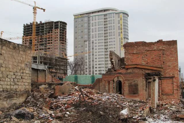 Пожар в Ростове-на-Дону на театральном спуске. Разрушенное здание. Уничтоженный дом. Дом в земле.