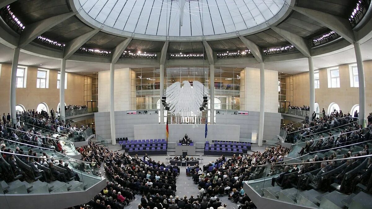 Федеральное собрание фрг. Бундестаг парламент германии внутри. Собрание германии правительство. Федеральный парламент фрг. Парламент германии меркель.