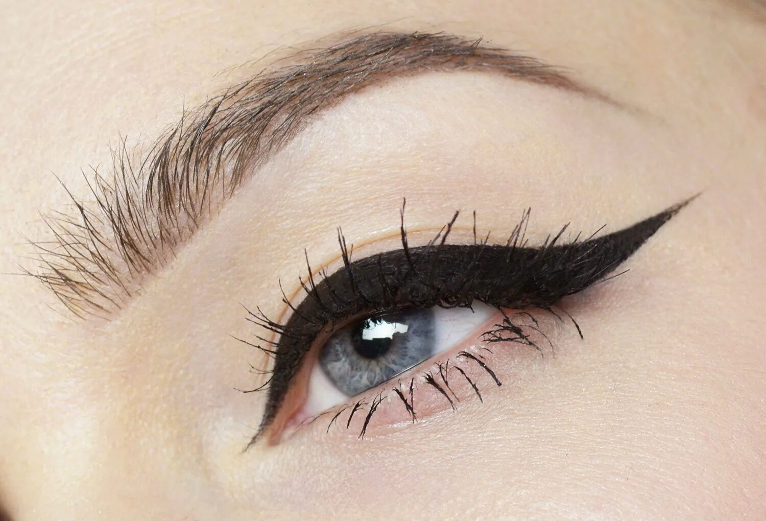 Айлайнер стрелки. Подводка tattoo eyeliner. Красивые стрелки на глазах. Широкие стрелки на глазах. Красивые стрелки.