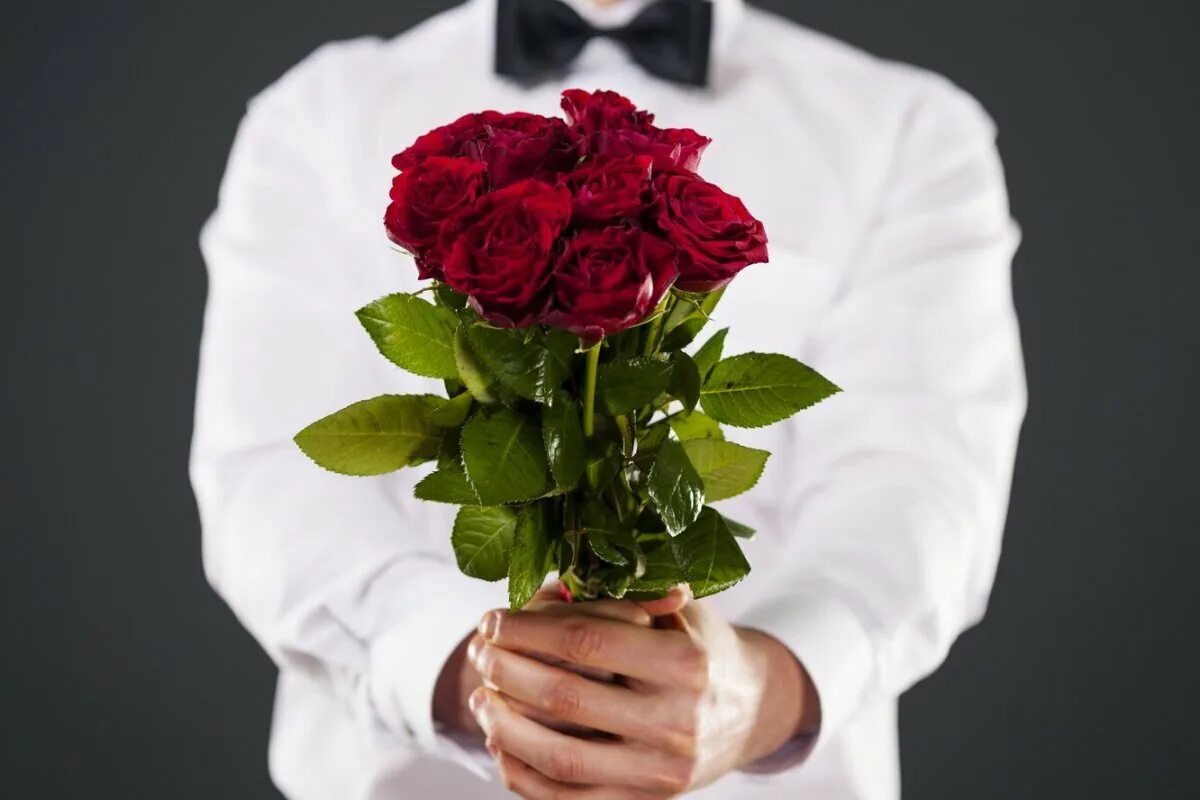 Мужчина с розой. Парень дарит розу. Дарит розу. Мужчина дарит букет цветов. Мужчина дарит цветы.