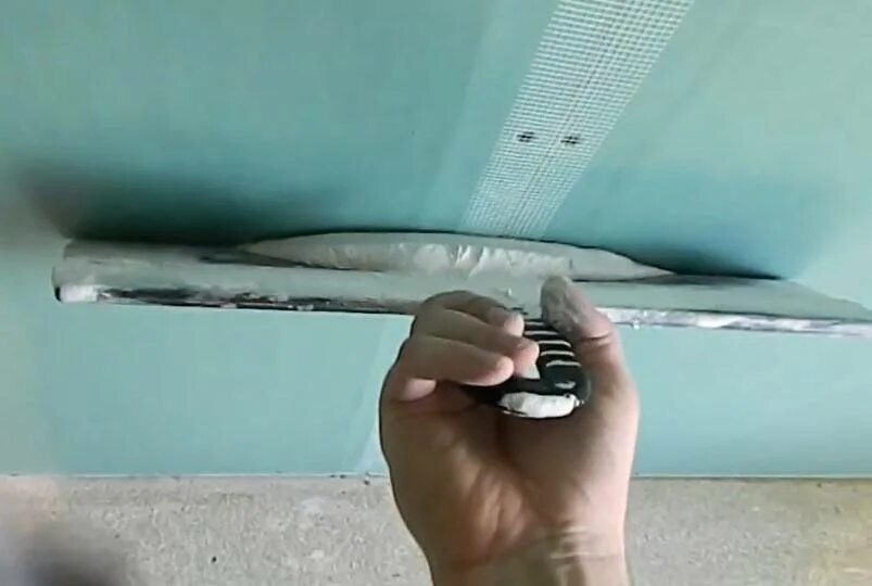 Как шпаклевать швы гипсокартона. Шпаклевка гипсокартона. Шпаклевание гкл. Шпаклюем швы гипсокартона. Лента для швов гипсокартона серпянка.