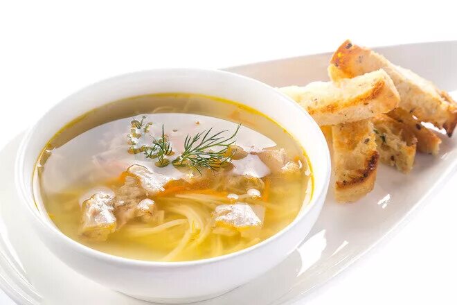 Куриный бульон из филе. Куриный суп ресторан. Суп лапша в ресторане. Куриный суп с домашней лапшой. Бульон с лапшой и яйцом.
