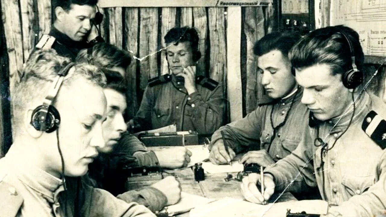 Через него держат связь шпионы с командованием. Солдат нквд 1941. Советский шпион. Через него держат связь шпионы с командованием. Небесный тихоход 1945.