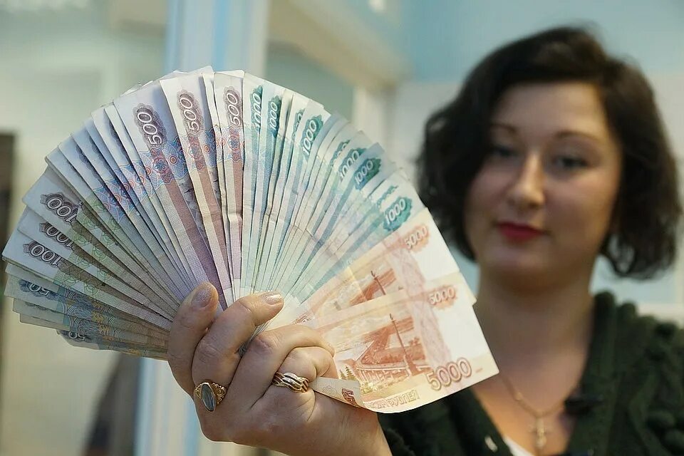 Заработать деньги 300 рублей. Человек с деньгами в руках. Деньги в женских руках. Женщина с деньгами рубли. Женщина с рублями.