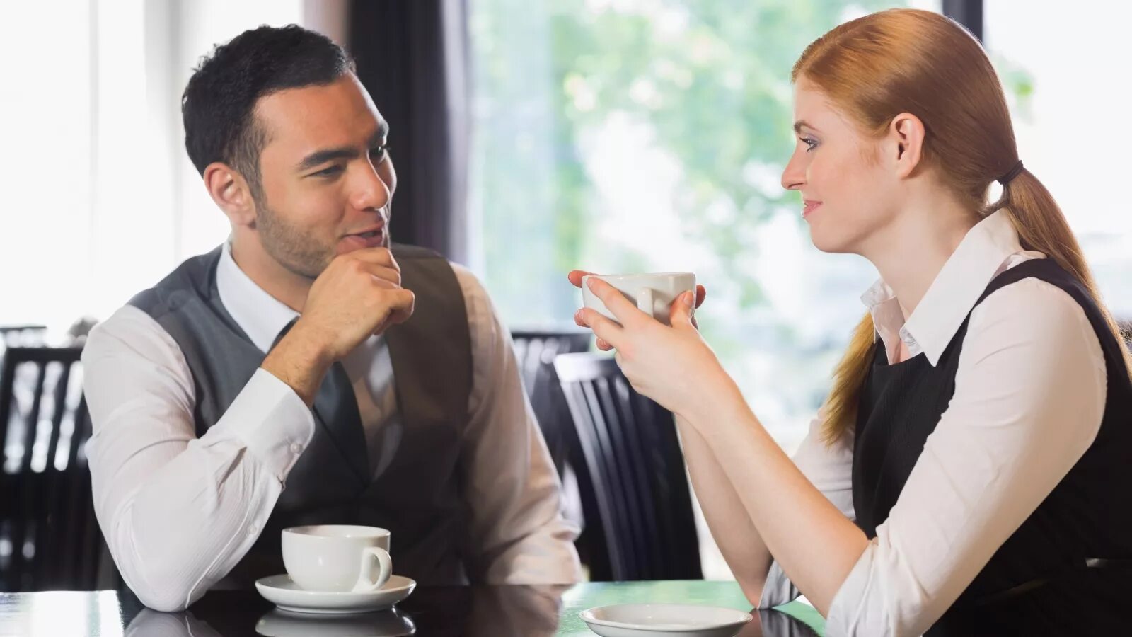 Два ролевых ожидания. Разговор двух людей. Разговор мужчины и женщины. Разговор в кафе. Общение за чашкой кофе.