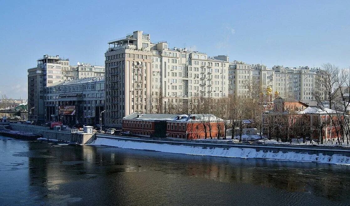 Дом на набережной кто жил. Дом на Берсеневской набережной в Москве. Дом правительства на Берсеневской набережной. Дом на Берсеневской набережной внутри. Высотка на Берсеневской набережной.